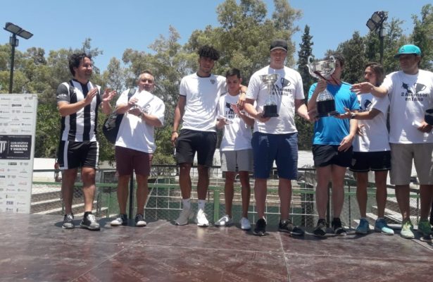 Gimnasia le entregó los trofeos al club