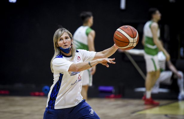 Laura Cors, la primera dama en un staff técnico de la LNB